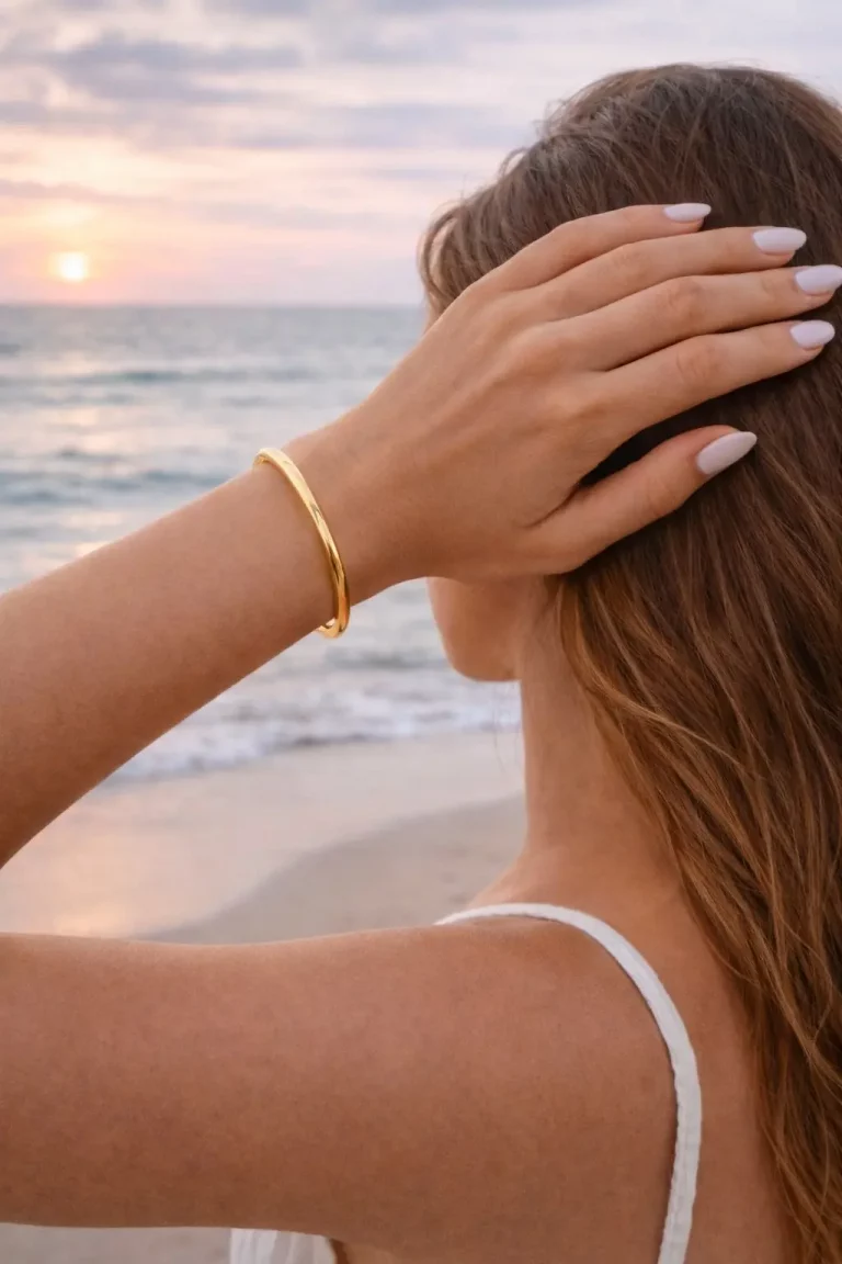 Bracelet minimaliste doré porter sur une femme