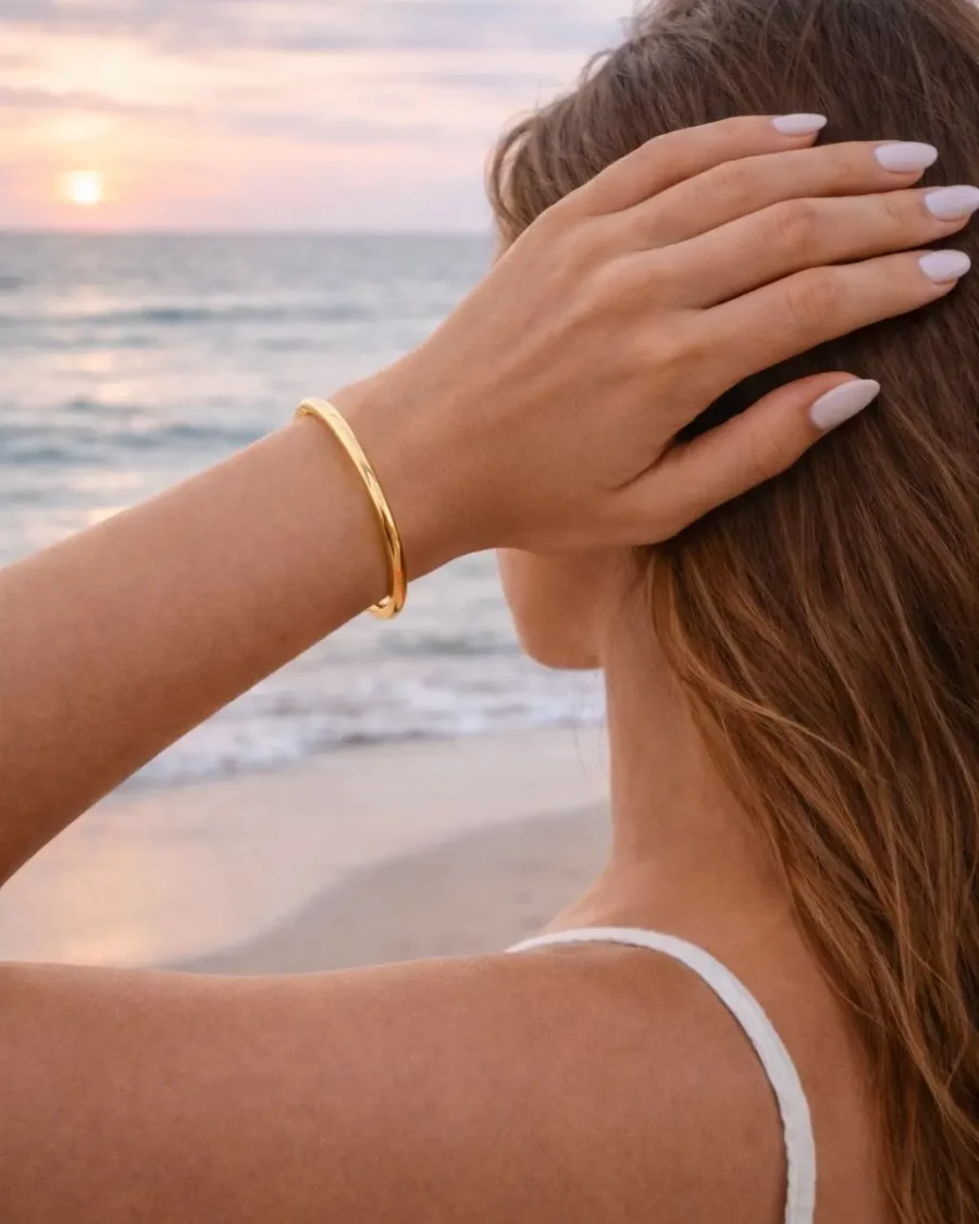 Bracelet minimaliste doré porter sur une femme