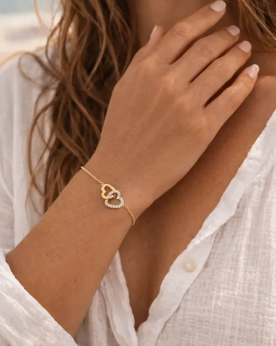 Bracelet cœur entrelacé en acier inoxydable doré porté au poignet – bijou femme élégant Mes Bijoux EL