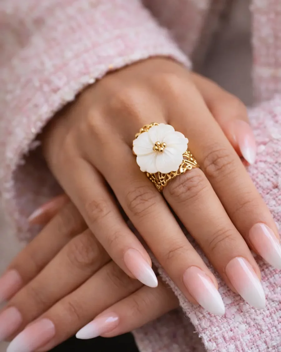 Bague fleur nacre en acier inoxydable et ajustable