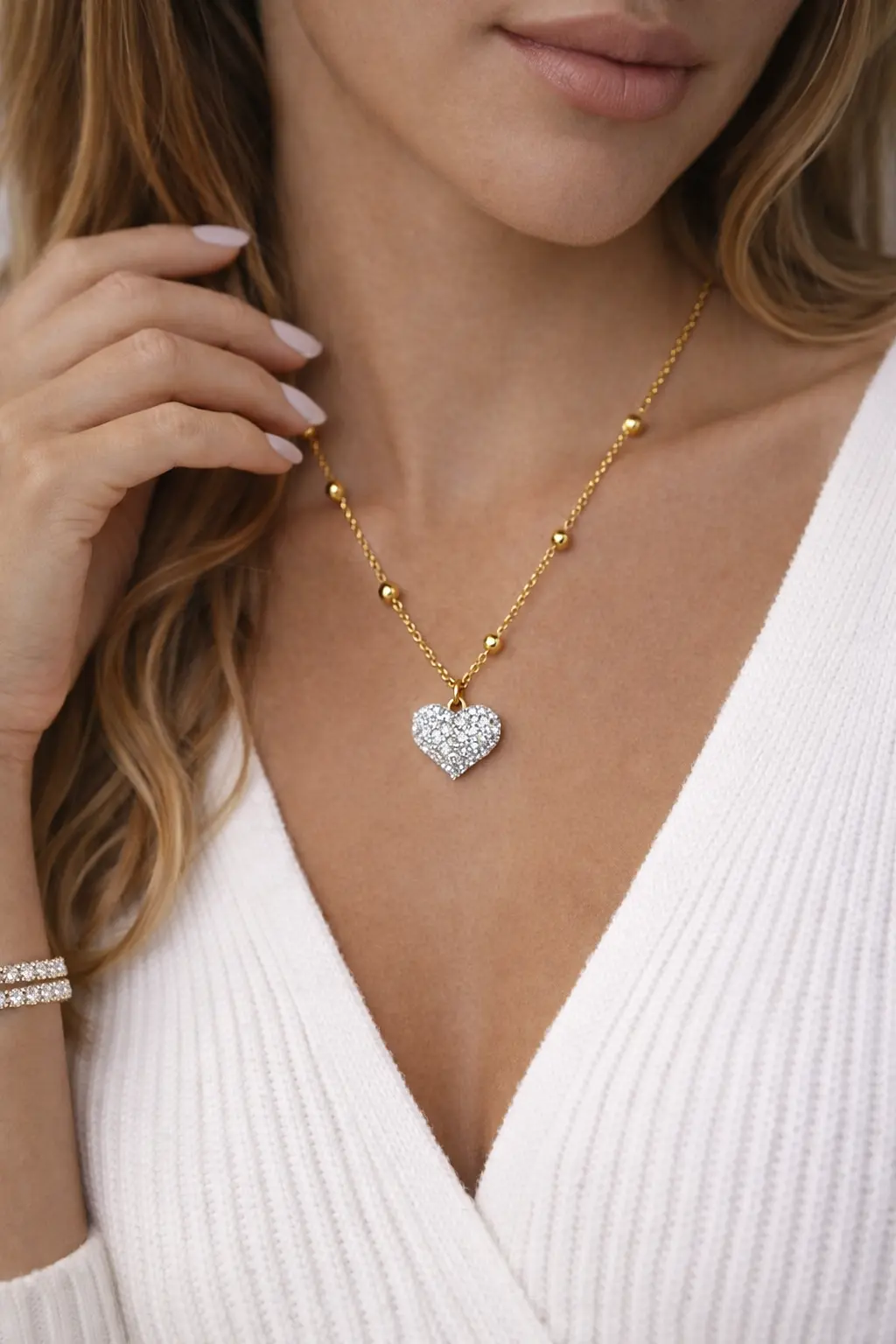 Collier cœur femme doré porter sur une femme
