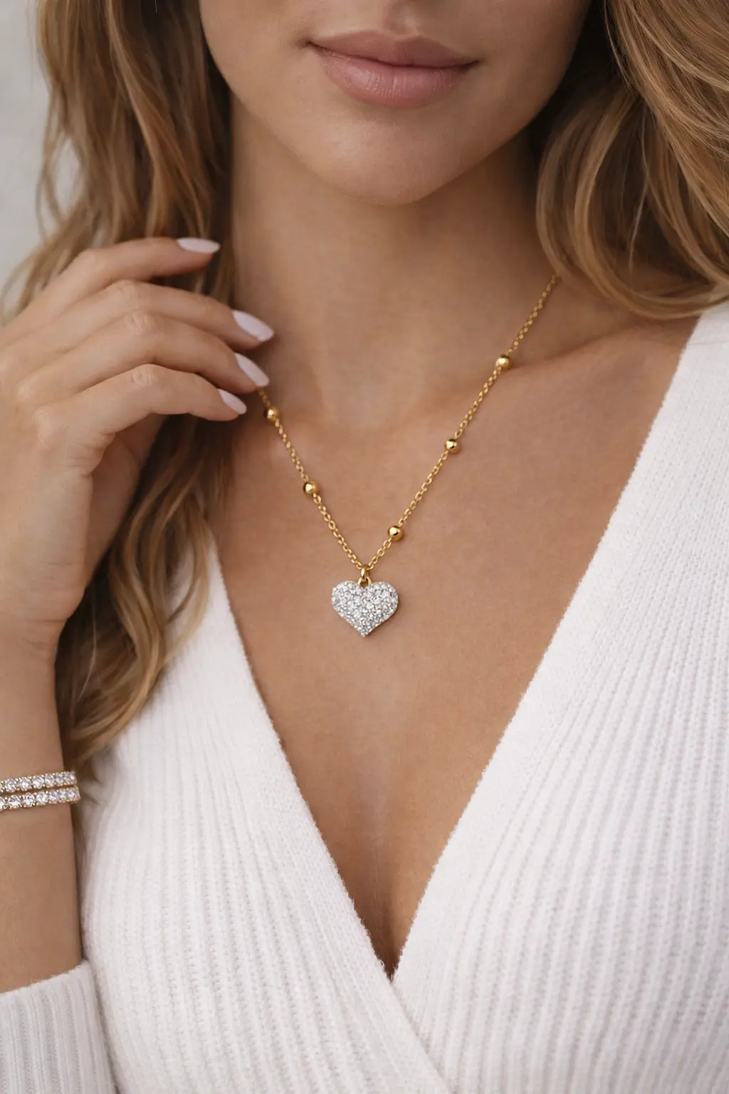 Collier cœur femme doré porter sur une femme