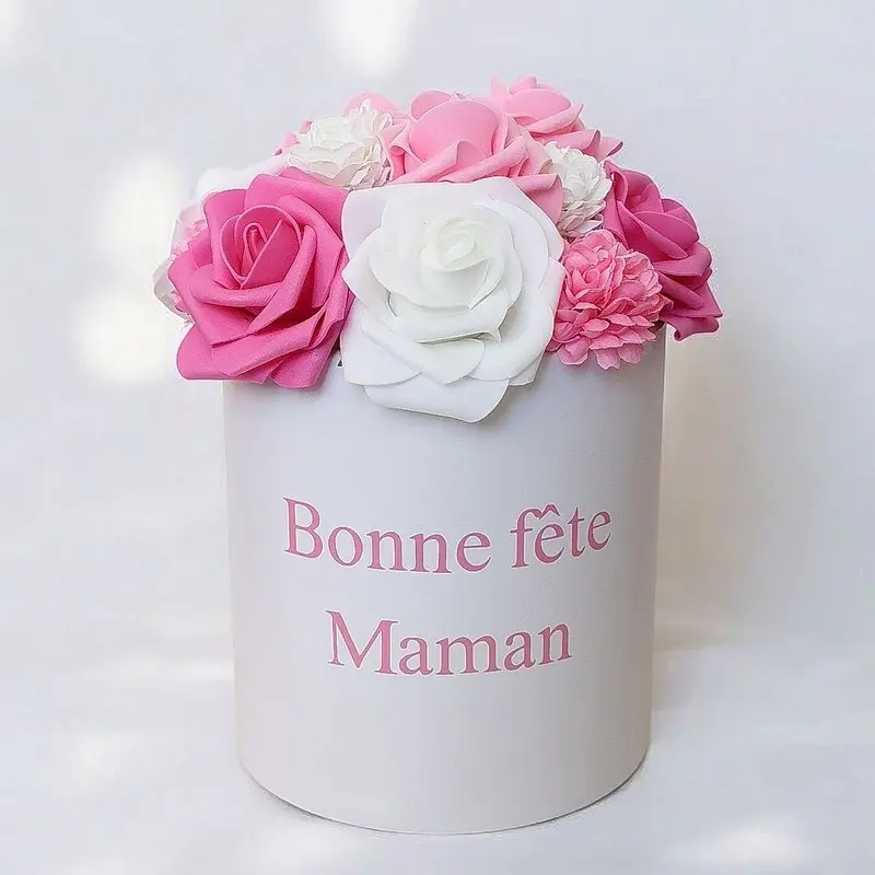Box florales de roses de couleurs rose, rose fuchsia et blanc , avec inscription sur la box Bonne fête Maman