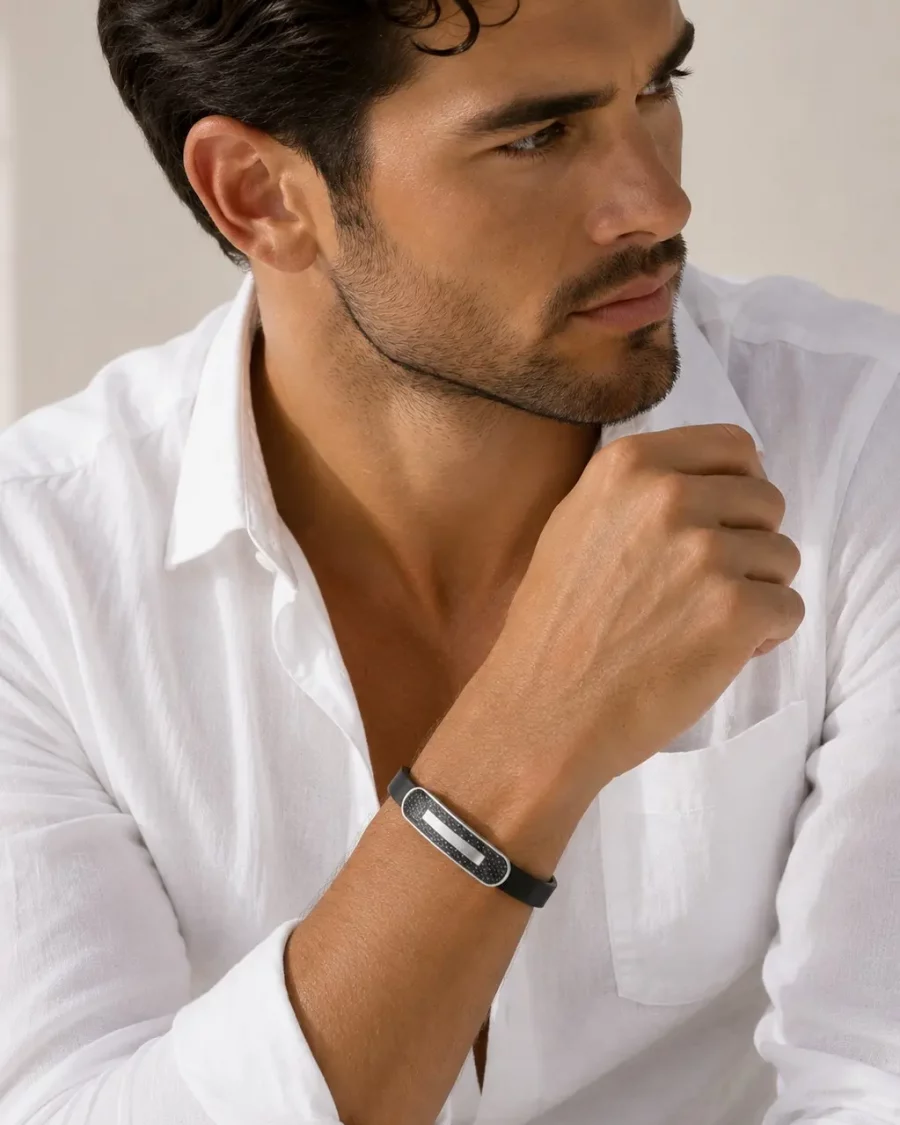 Bracelet pour homme en cuir et en acier inoxydable réglable.