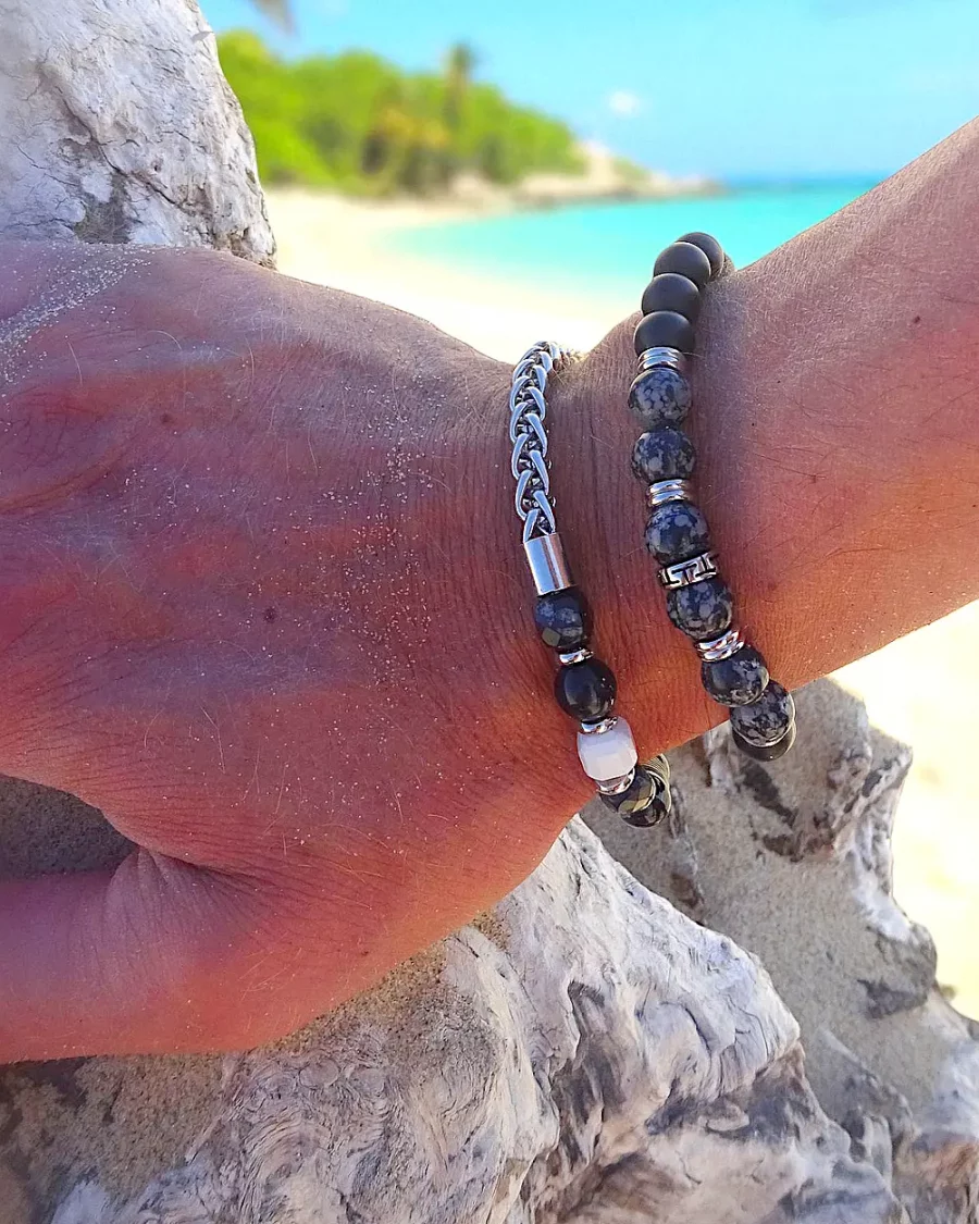 Bracelet homme avec pierres naturelles noir et dégradé de gris, porté en bord de mer