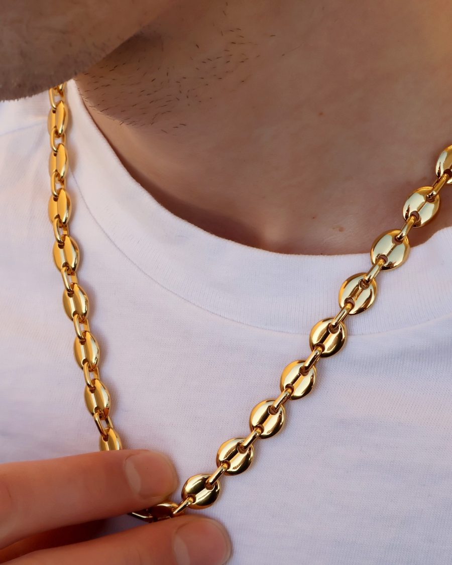Collier doré grain de café porté sur un homme