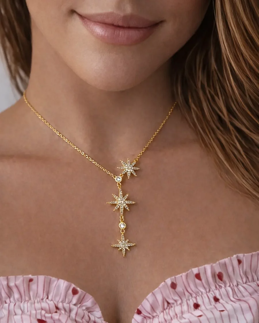Collier strass doré porter sur une femme