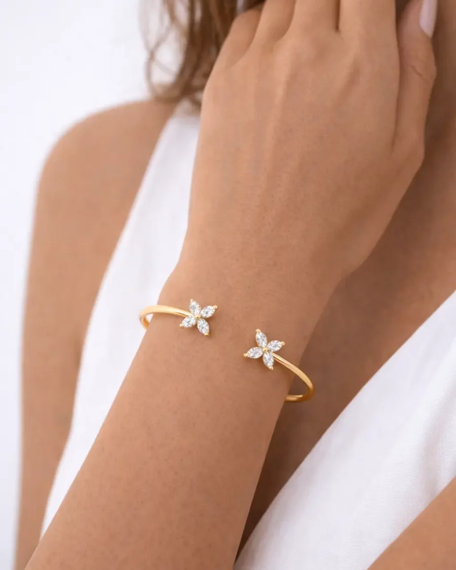Jonc Fleur Strass doré porter sur poignet femme
