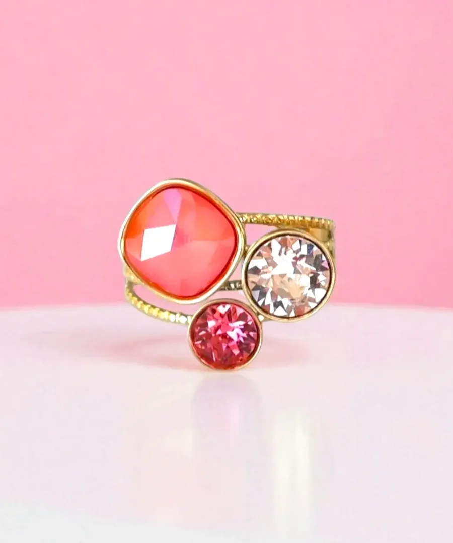 Bague avec trois cristaux de Swarovski dans les tons Blanc et Rose avec son contour doré