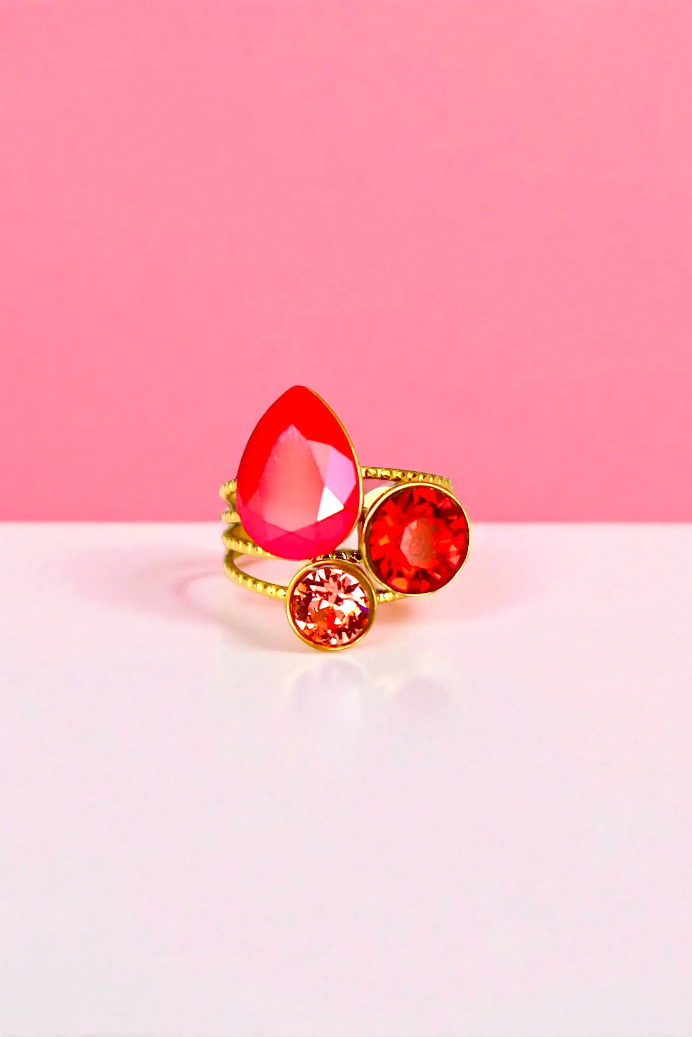 Bague cristaux Swarovski de couleur rouge et rose , doré