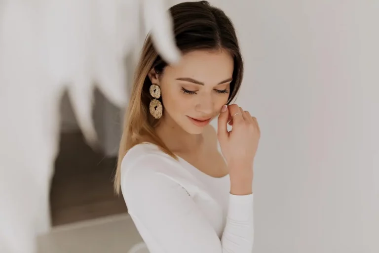 Photo d'une femme élégante portant des bijoux.