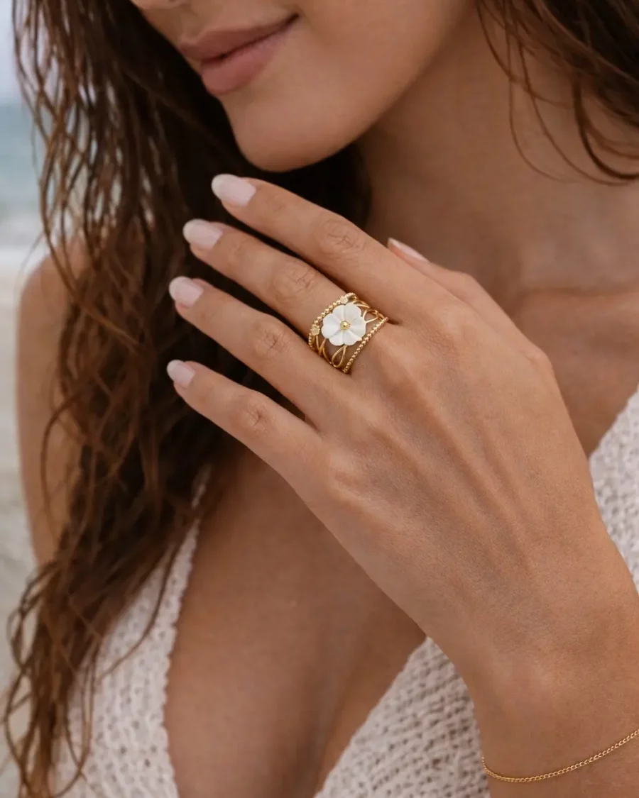 Bague dorée fleur blanche en acier inoxydable