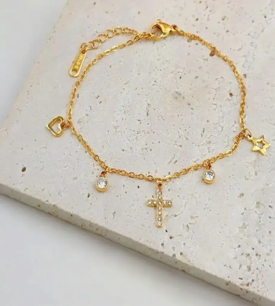 Bracelet avec croix dorée orné de strass et pendentifs cœur et étoile