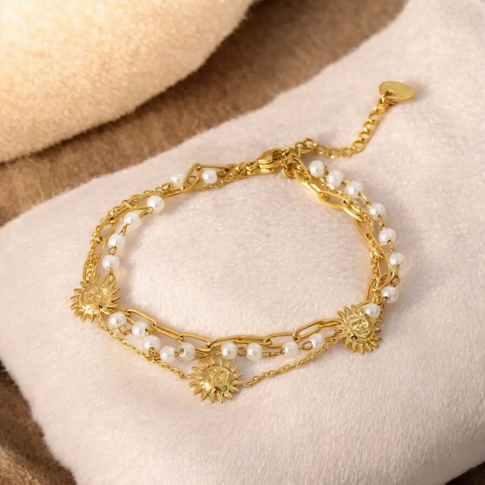 Bracelet triple chaine avec des petit soleil, perles blanche