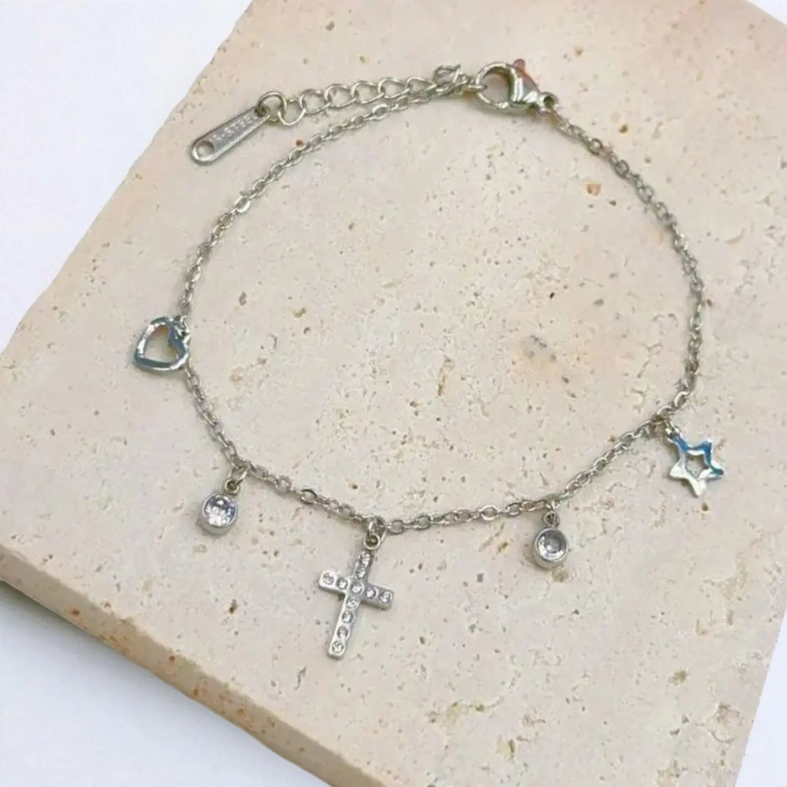 Bracelet argenté avec pendentif croix, cœur, étoile et strass