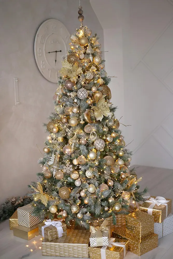 Sapin de noël décorer, avec pleins de cadeaux