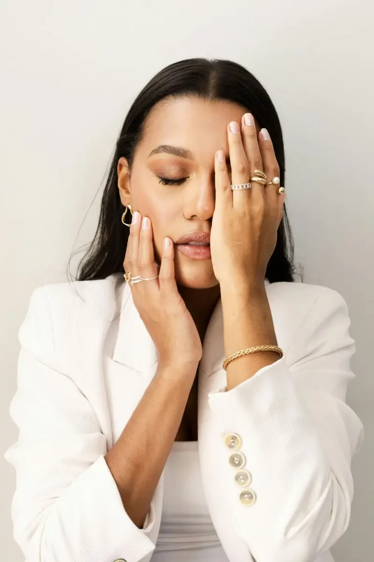 Bijoux minimaliste sur une femme