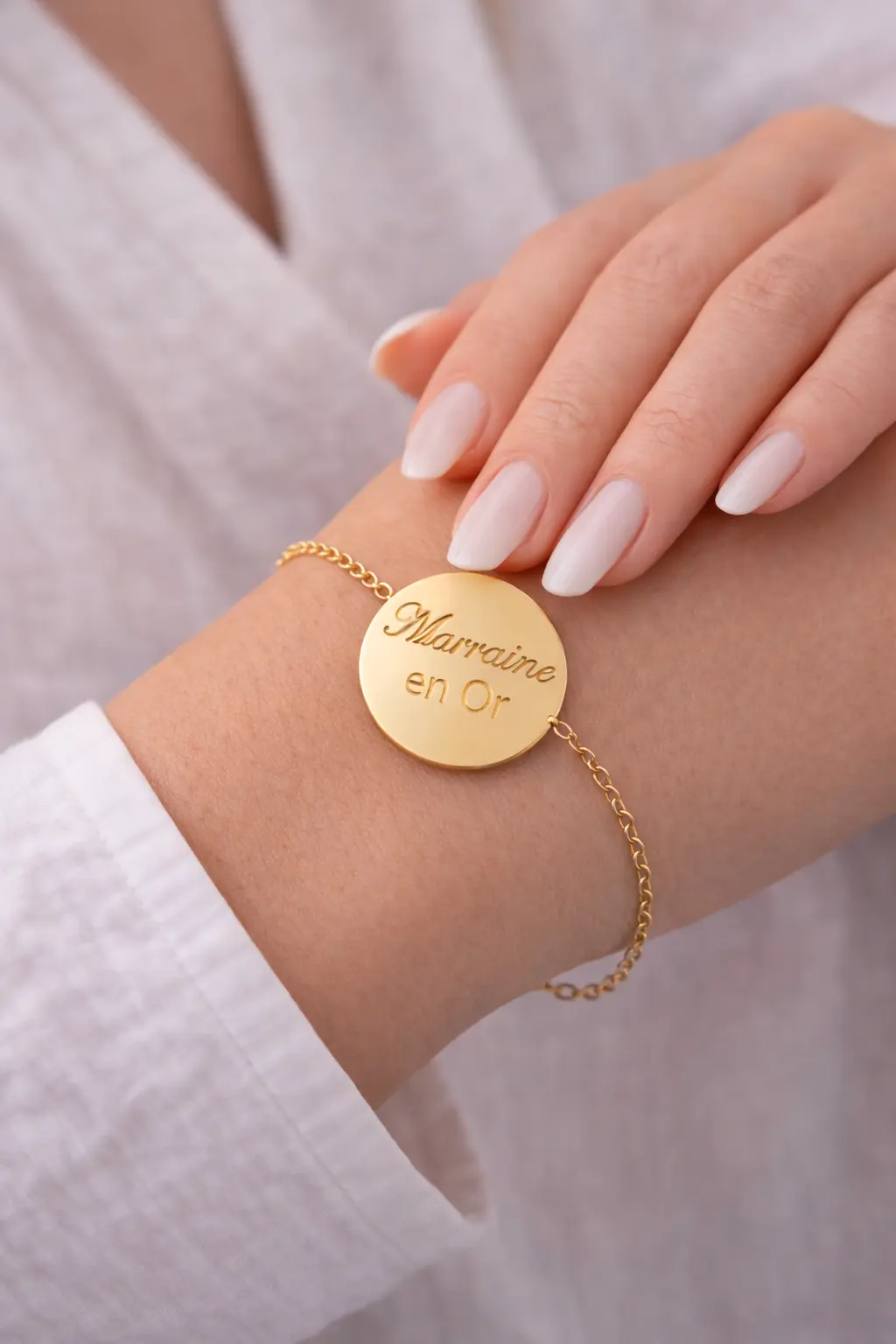 Bijoux Marraine personnalisé doré porter sur une femme