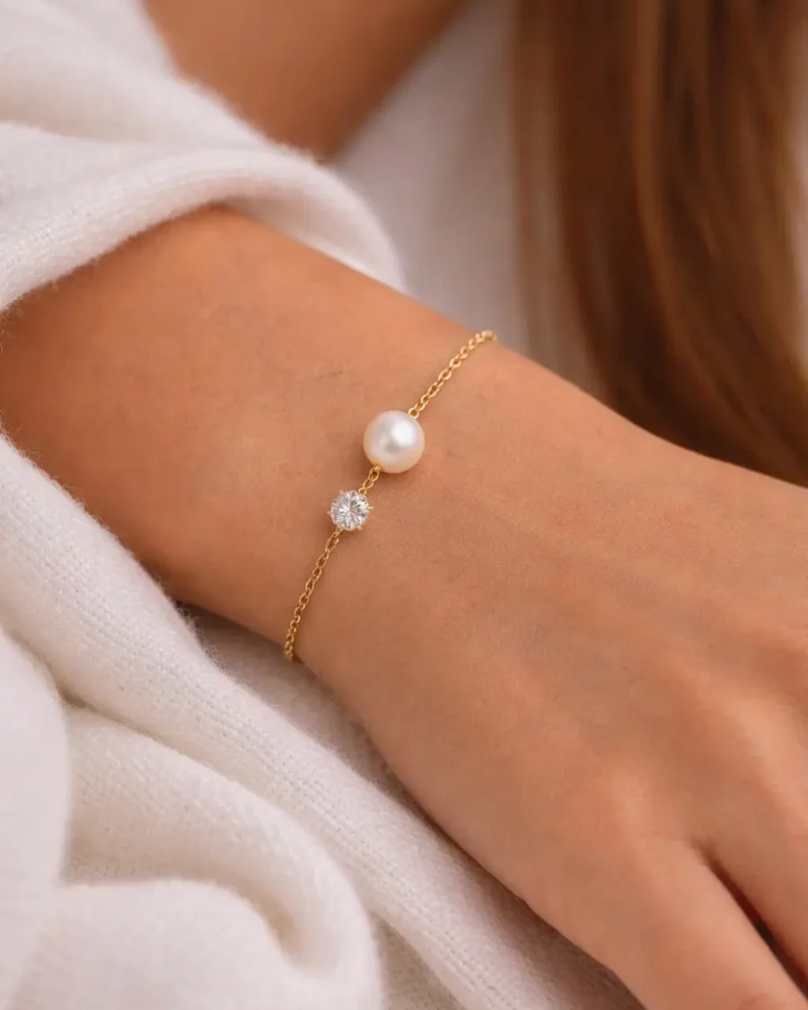 Bracelet fin élégant avec perle blanche et strass, bijou délicat et féminin porté au poignet