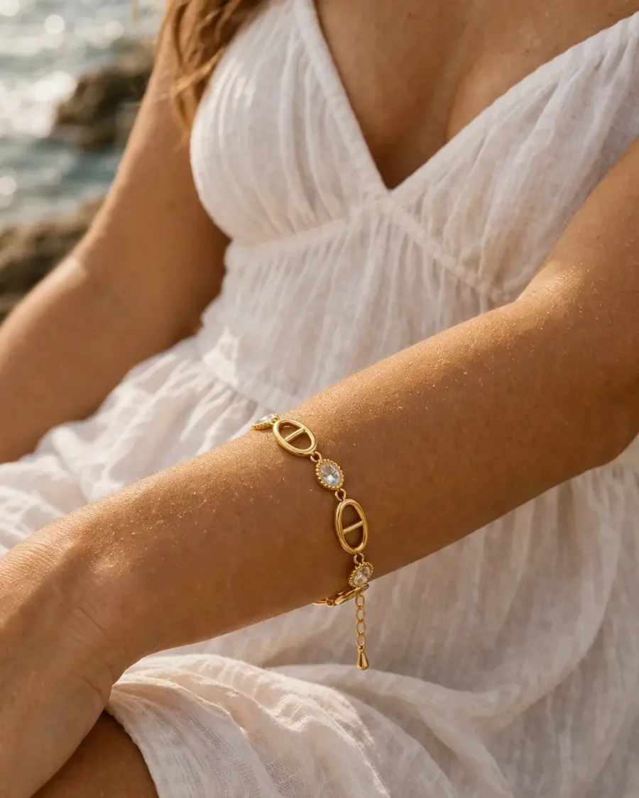 Bracelet maille marine strass dorée, acier inoxydable porter sur une femme