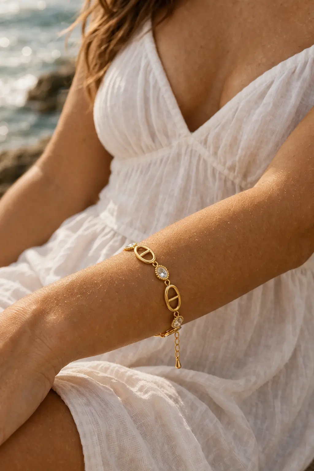 Bracelet maille marine strass dorée, acier inoxydable porter sur une femme